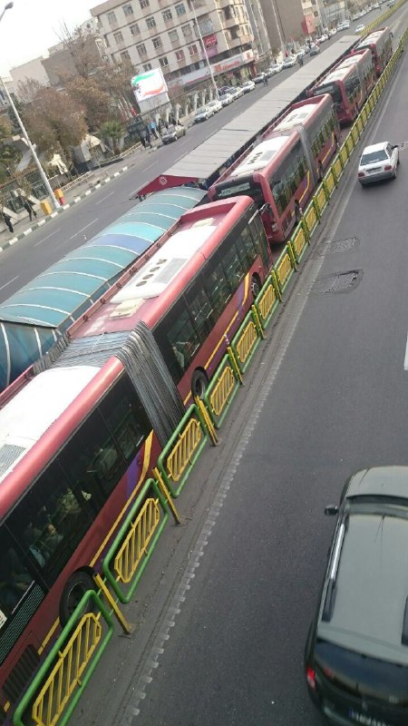 حرکت اتوبوسهای #شرکت_واحد به صورت قطاری در اعتراض به برخورد خشن پلیس با رانندگان اتوبوس در تجمع دیروزاین کانالشونه