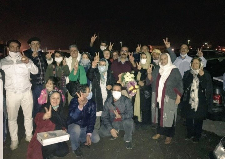 sedighepakzamir#محمد_حبیبی عضو هیات مدیره #کانون_صنفی_معلمان پس از ۹۱۵ روز حبس در زندان اوین و زندان بزرگ تهران، ساعتی قبل آزاد شد.شادباش به فعالان صنفی و به امید آزادی سایر #معلمان_دربند AhmadMedadiآزادی آقای حبیبی، امروز پس از تحمل ۳۰ ماه حبس، متاثر از بخشنامه جدید رئیس قوه قضاییه مبنی بر آزادی زودهنگام و کاهش محکومیت ۱۵۷ تن از زندانیان سیاسی امنیتی صورت گرفته است. hra_newsاین معلم و فعال صنفی در تجمع #معلمان برای توقف خصوصی‌سازی آموزش و احترام به حق تحصیل رایگان در اردیبهشت ۹۷ بازداشت و به اتهام «اجتماع و تبانی برای ارتکاب جرم علیه امنیت کشور» و «تبلیغ علیه نظام»‌ به ۷ سال و نیم حبس و ۷۴ ضربه شلاق محکوم شده بود.#آزادشان_کنید IranRights_org3️⃣ #نادا_صبوری و سه زندانی سیاسی دیگر هم آزاد شدند.hra_news📡 @VahidOnlinesedighepakzamir#محمد_حبیبی عضو هیات مدیره #کانون_صنفی_معلمان پس از ۹۱۵ روز حبس در زندان اوین و زندان بزرگ تهران، ساعتی قبل آزاد شد.شادباش به فعالان صنفی و به امید آزادی سایر #معلمان_دربند AhmadMedadiآزادی آقای حبیبی، امروز پس از تحمل ۳۰ ماه حبس، متاثر از بخشنامه جدید رئیس قوه قضاییه مبنی بر آزادی زودهنگام و کاهش محکومیت ۱۵۷ تن از زندانیان سیاسی امنیتی صورت گرفته است. hra_newsاین معلم و فعال صنفی در تجمع #معلمان برای توقف خصوصی‌سازی آموزش و احترام به حق تحصیل رایگان در اردیبهشت ۹۷ بازداشت و به اتهام «اجتماع و تبانی برای ارتکاب جرم علیه امنیت کشور» و «تبلیغ علیه نظام»‌ به ۷ سال و نیم حبس و ۷۴ ضربه شلاق محکوم شده بود.#آزادشان_کنید IranRights_org3️⃣ #نادا_صبوری و سه زندانی سیاسی دیگر هم آزاد شدند.hra_news📡 @VahidOnline