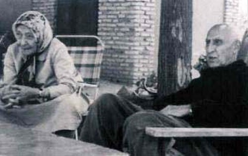 امروز سالگرد شروع #حصر خانگی #مصدق است.به خانه‌اش در احمدآباد فرستاده شد، ده سال بعد درگذشت و حتی جنازه‌اش از آن خانه بیرون نیامد! Gonge_bikhaab