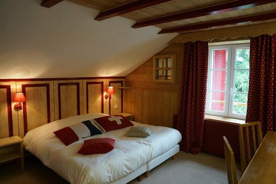 #مرز فرانسه و سوییس از وسط اتاق هتل Arbez می‌گذره!روی یه تختخواب می‌تونی یه شب فرانسه بخوابی یه شب سوییس می‌تونی فرانسه حموم کنی و خودت رو سوییس خشک کنی! __Bivar__