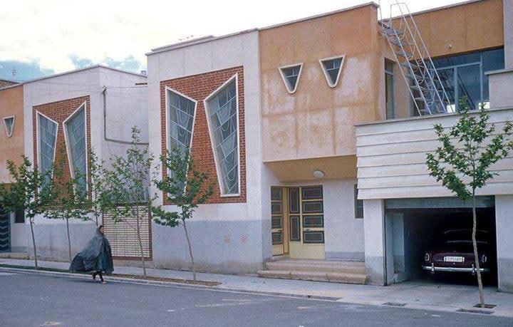 خلاصه وضعیت نیم قرن تلاش در محله #تهرانپارس amiiiradتنازع برای بقا نسخه‌ی تهرانپارسsoroushistاز دستاوردهای انقلاب در حوزه #معماری و #شهرسازیSoroush73155830اول فکر کردم خونه قدیمیه رو نوسازی کردند و نتیجه‌اش شده عکس اول.lbleufonce📡 @VahidOnlineخلاصه وضعیت نیم قرن تلاش در محله #تهرانپارس amiiiradتنازع برای بقا نسخه‌ی تهرانپارسsoroushistاز دستاوردهای انقلاب در حوزه #معماری و #شهرسازیSoroush73155830اول فکر کردم خونه قدیمیه رو نوسازی کردند و نتیجه‌اش شده عکس اول.lbleufonce📡 @VahidOnline