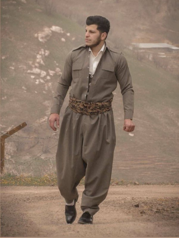 (پیکر بی‌جان در ویدیوی آخر)مراسم تشییع پیکر شهید #برهان_الیاسی'RojhatMokri, truskesadeghiهه‌نگاو از کشته شدن یک معترض اهل #جوانرود با نام #برهان_الیاسی، ۲۲ ساله با شلیک مستقیم ماموران حکومتی خبر داد.معترضان که روز شنبه، دهم دی، قصد شرکت در مراسم چهلم، هفت تن از کشته‌شدگان اعتراض‌ها در این شهر را داشتند، هدف تیراندازی و گاز اشک‌آور نیروهای حکومتی قرار گرفتند. HengawO, RadioFarda_ویدیویی از پیکر بی‌جان #برهان_الیاسی در بیمارستان و دیده می‌شود که گلوله/ها به شکم (پایین قفسه سینه) برخورد کرده است.برهان امروز در جریان مراسم چهلم جان‌باخته‌های جوانرود مورد اصابت گلوله قرار گرفت.FSeifikaran📡 @VahidOnline(پیکر بی‌جان در ویدیوی آخر)مراسم تشییع پیکر شهید #برهان_الیاسی'RojhatMokri, truskesadeghiهه‌نگاو از کشته شدن یک معترض اهل #جوانرود با نام #برهان_الیاسی، ۲۲ ساله با شلیک مستقیم ماموران حکومتی خبر داد.معترضان که روز شنبه، دهم دی، قصد شرکت در مراسم چهلم، هفت تن از کشته‌شدگان اعتراض‌ها در این شهر را داشتند، هدف تیراندازی و گاز اشک‌آور نیروهای حکومتی قرار گرفتند. HengawO, RadioFarda_ویدیویی از پیکر بی‌جان #برهان_الیاسی در بیمارستان و دیده می‌شود که گلوله/ها به شکم (پایین قفسه سینه) برخورد کرده است.برهان امروز در جریان مراسم چهلم جان‌باخته‌های جوانرود مورد اصابت گلوله قرار گرفت.FSeifikaran📡 @VahidOnline