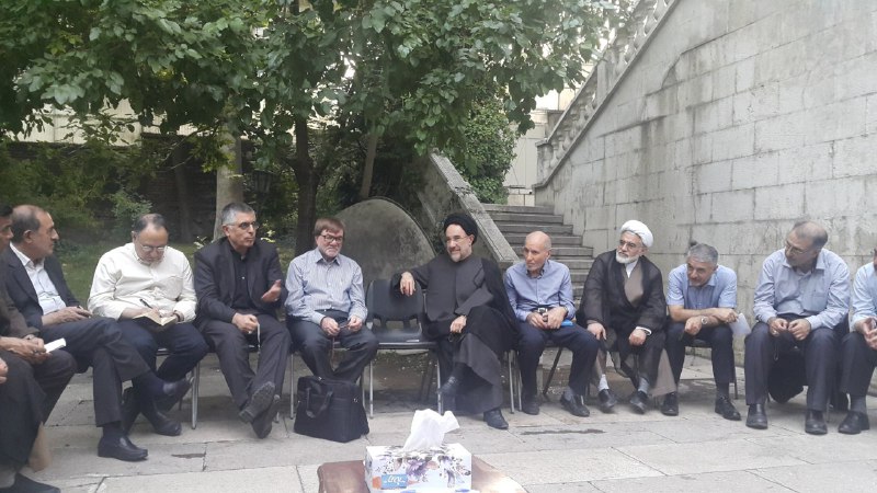 اعضای «جلسه منزل آقای #عبدالله_نوری» این هفته جلسه را در [دفتر] آقای #خاتمی تشکیل داده و افطار  را مهمان ایشان بودیم.alishakourirad