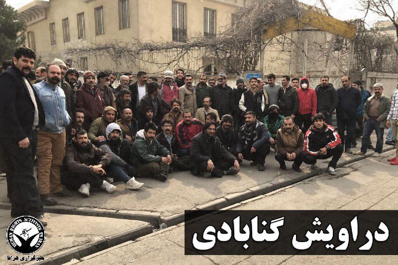 #رضا_انتصاری، #احمد_ایرانی‌خواه، #مرتضی_کنگرلو و #محمد_شریفی_مقدم چهار درویش زندانی با گذشت ۴۶ روز از اعتصاب غذای‌شان، در نخستین ساعات بامداد چهارشنبه ۲۷ آذر به‌دلیل خونریزی معده و کاهش سطح هشیاری از زندان فشافویه به بیمارستان منتقل شدند.RadioZamaneh#دراویش_گنابادیℹ️ t.me/hranews/40347📡 @VahidOnline