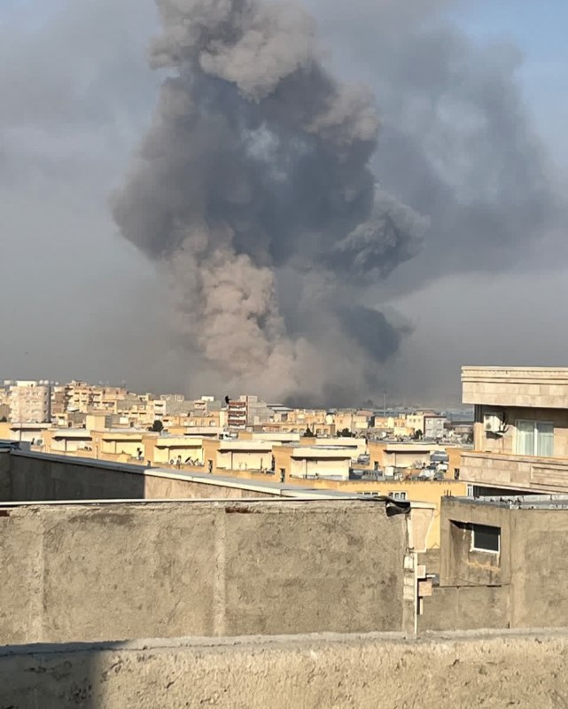 دود انفجارهای حملات 'صبح امروز به ناحیه صنعتی در غرب #تبریز'تصاویر دریافتی با شرح بالا، شنبه ۲۳ اسفندVahidساعتی پیش از حمله ارتش اسرائیل تصویر آخر بالا رو به عنوان هشدار تخلیه منتشر کرده بود و بعد از حمله هم منابع جمهوری اسلامی نوشتند تخلیه شده بود.📡 @VahidOnlineدود انفجارهای حملات 'صبح امروز به ناحیه صنعتی در غرب #تبریز'تصاویر دریافتی با شرح بالا، شنبه ۲۳ اسفندVahidساعتی پیش از حمله ارتش اسرائیل تصویر آخر بالا رو به عنوان هشدار تخلیه منتشر کرده بود و بعد از حمله هم منابع جمهوری اسلامی نوشتند تخلیه شده بود.📡 @VahidOnline