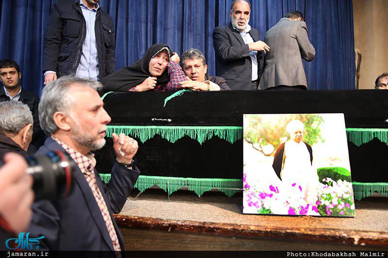 وداع #فاطمه_هاشمی و #مهدی_هاشمی با پیکر پدرشان #هاشمی_رفسنجانی در #جمارانLive_Farsi