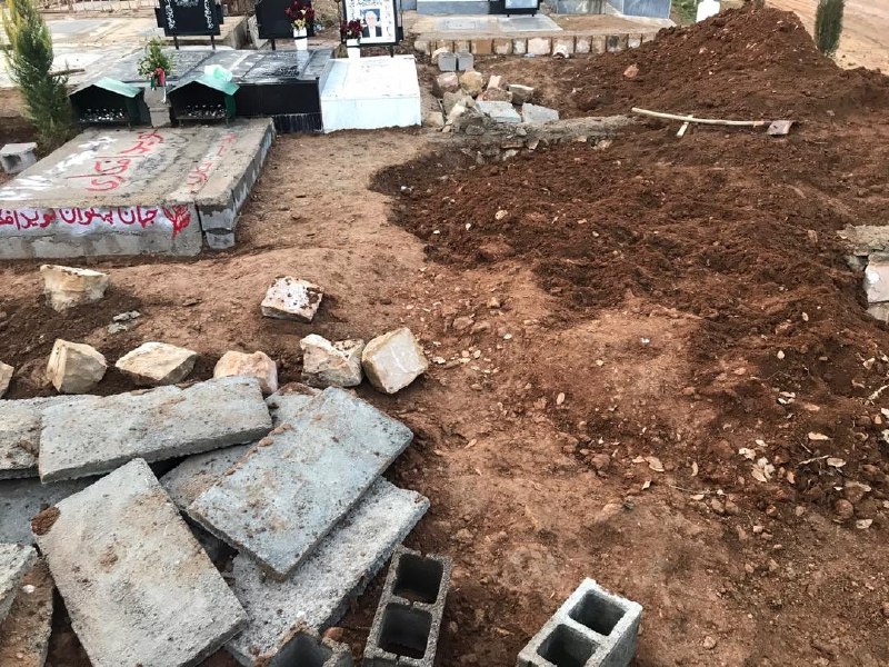 بنا بر گزارش‌ها، #حسین_افکاری و #حمید_افکاری، پدر و برادر #نوید_افکاری، کشتی‌گیر اعدام‌شده ایرانی، صبح امروز پنج‌شنبه ۲۷ آذرماه، در محل دفن او در گورستان روستای #سنگر از توابع شهرستان #سپیدان #فارس توسط نیروهای امنیتی بازداشت شدند.خبرگزاری هرانا نوشت که آنها پس از ساعاتی، دوباره آزاد شدند.این خبرگزاری می‌نویسد که به گفته یک منبع مطلع «خانواده افکاری در این مدت تحت فشار بوده‌اند تا روی قبر نوید افکاری سنگ مزار نگذارند و امروز پدر و برادر نوید در حال تمیز کردن و آماده‌سازی مزار نوید برای نصب #سنگ_قبر بودند که بازداشت شدند.»RadioFarda_📡 @VahidOnline