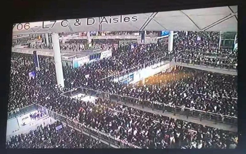 هزاران معترض در فرودگاه #هنگ_کنگدهمین هفته #اعتراض ها علیه سیاست‌های دولت #چینvia hey_itsmyturn📡 @VahidOnline