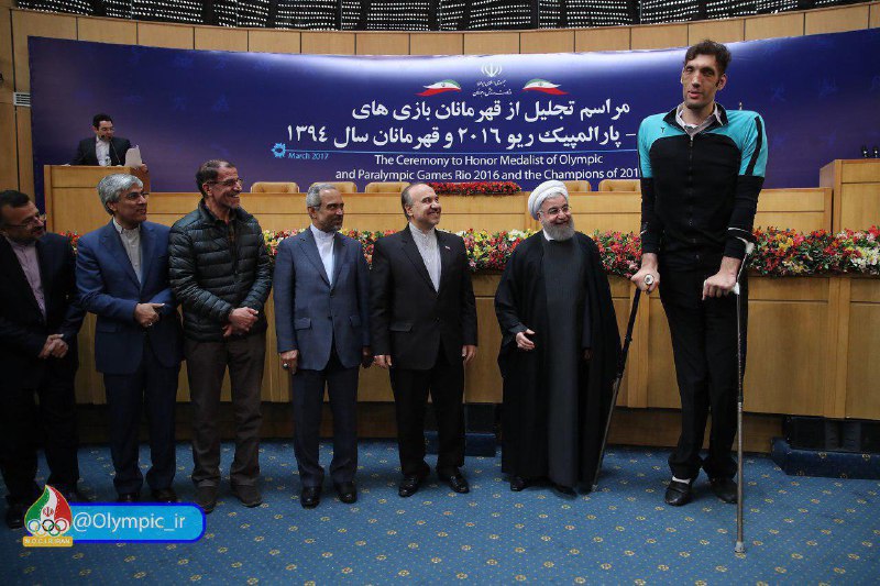 #مرتضی_مهرزاد در کنار #روحانی در  آیین تجلیل از مدال آوران المپیک، پارالمپیک و قهرمانان سال twitter.com/fashkhamiyaghma/status/837951791337721856📡 @VahidOnline