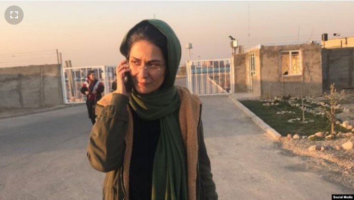 شعبه ۲۶ دادگاه انقلاب، #بهاره_هدایت، سخنگوی شورای مرکزی دفتر تحکیم وحدت و فعال حقوق زنان را به ۴ سال و ۸ ماه حبس محکوم کرده است.او در توییتی که روز شنبه ۴ مرداد منتشر کرد، نوشته است که به خاطر «شرکت در تجمع جلوی دانشگاه امیرکبیر در اعتراض به سرنگونی هواپیمای اوکراینی به ۴ سال زندان و همچنین به اتهام «تبلیغ علیه نظام» و توییت‌هایش به ۸ ماه حبس محکوم شده است. HedayatBahareدادگاه همچنین خانم هدایت را به ۲ سال محرومیت از عضویت در گروه‌های سیاسی و سه ماه کار در آسایشگاه سالمندان محکوم کرده است.قوه قضاییه ایران تاکنون برای ۲۰ نفر از کسانی که در تجمعات اعتراضی به سرنگونی هواپیمای اوکراینی شرکت کرده‌اند، در مجموع ۲۳ سال و ۱ ماه زندان حکم زندان صادر کرده است.RadioFarda_درباره