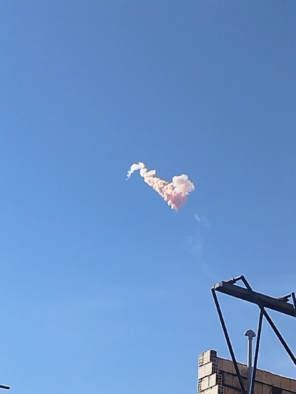 تصاویر دریافتی با شرح‌هایی درباره شلیک ناموفق یک موشک از #اصفهان که لحظاتی پس از پرتاب در هوا منفجر شده.شنبه یک فروردینVahidپیام‌های دریافتی تایید نشده که ممکنه بعضی‌هاشون کاملا نادرست باشند