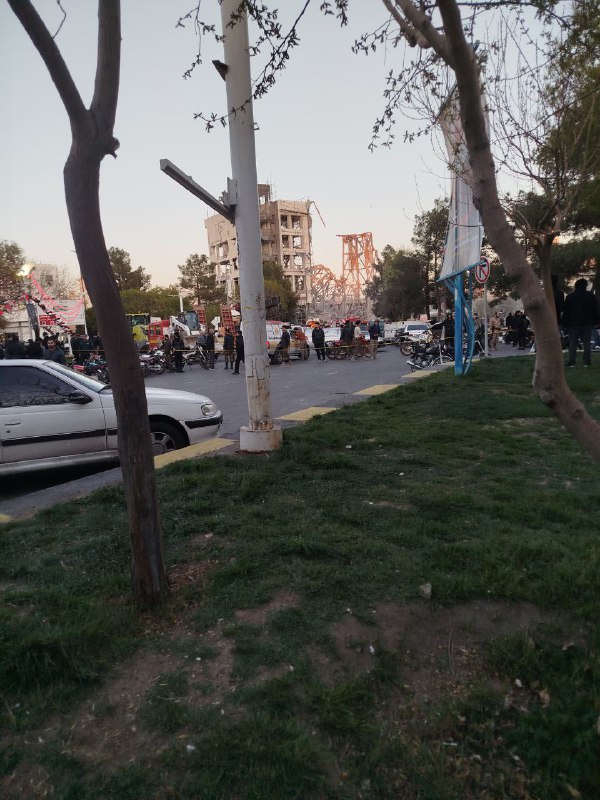 خبرگزاری فارس، وابسته به سپاه پاسداران، ساعاتی پس از انتشار خبر هدف قرار گرفتن ساختمان مجلس خبرگان در قم، اعلام کرد که این ساختمان از پیش خالی شده بوده و جلسه برای انتخاب رهبر بعدی جمهوری اسلامی به صورت «غیرحضوری» برگزار شده بود.فارس مدعی شد که روند انتخاب جانشین علی خامنه‌ای، «در فضایی امن» ادامه داشته و «مراحل پایانی آن در حال انجام است». به گفته فارس، رهبر جدید جمهوری اسلامی ممکن است «به‌زودی» اعلام شود.@VahidOOnLineعکس دریافتی است.📡 @VahidOnline