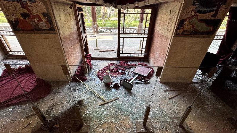 🔻این تصاویر را رسانه‌های داخلی ایران از آسیب به عمارت چهل‌ستون در پی حمله به استانداری اصفهان در روز ۱۸ اسفند ۱۴۰۴ منتشر شده است.در این تصاویر دیده می‌شود شیشه‌های این عمارت شکسته و به سقف، پنجره‌ها و شیشه‌ها آسیب وارد شده است. در ویدیوی منتشر شده همچنین ترک‌هایی بر روی دیوارها و نقاشی‌ها دیده می‌شود که در مقایسه با تصاویر قبلی به نظر می‌رسد برخی از آن‌ها پیش‌تر نیز وجود داشته است.ساختمان استانداری اصفهان در نزدیکی بافت تاریخی این شهر قرار دارد.گفته‌شده‌‌ اصفهان از ساعات اولیه بامداد روز ۱۸ اسفند و در طول روز هدف حملات شدید قرار داشته است.@VahidHeadline📡 @VahidOnline🔻این تصاویر را رسانه‌های داخلی ایران از آسیب به عمارت چهل‌ستون در پی حمله به استانداری اصفهان در روز ۱۸ اسفند ۱۴۰۴ منتشر شده است.در این تصاویر دیده می‌شود شیشه‌های این عمارت شکسته و به سقف، پنجره‌ها و شیشه‌ها آسیب وارد شده است. در ویدیوی منتشر شده همچنین ترک‌هایی بر روی دیوارها و نقاشی‌ها دیده می‌شود که در مقایسه با تصاویر قبلی به نظر می‌رسد برخی از آن‌ها پیش‌تر نیز وجود داشته است.ساختمان استانداری اصفهان در نزدیکی بافت تاریخی این شهر قرار دارد.گفته‌شده‌‌ اصفهان از ساعات اولیه بامداد روز ۱۸ اسفند و در طول روز هدف حملات شدید قرار داشته است.@VahidHeadline📡 @VahidOnline