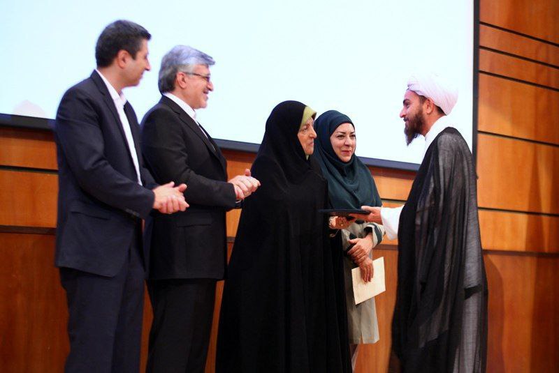 در ۱۲مین دوره جایزه ملی #محیط_زیست از روحانی #کمیل_نظافتی به‌خاطر تیمار #سگ های شهر #آمل  و ایجاد نقاهتگاه و پناهگاه برای آنها تقدیر شد.zahrakeshvari