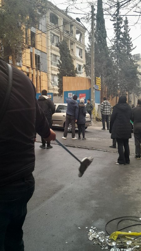 تصاویر دریافتی از 'ساختمان هدف گرفته شده در کوچه زمانی خیابان بهار جنوبی بلوار کاوه'سه‌شنبه ۱۹ اسفندآدرس گویا درست بود و میگن یک نفر کشته شده