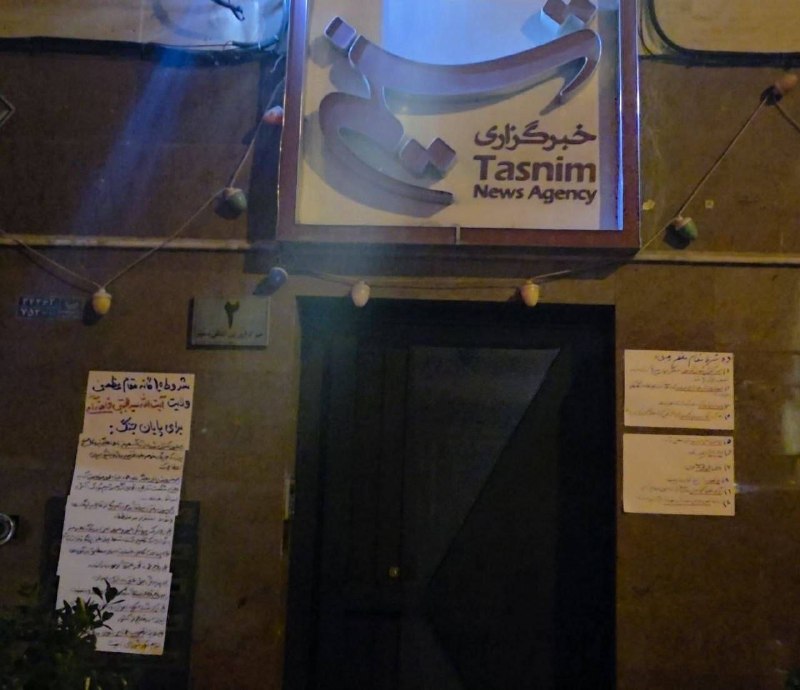 شکافی که در جریان اصول‌گرایی پیشتر آغاز شده بود، با بازنشر یک یادداشت در خبرگزاری تسنیم تبدیل به جدالی رسانه‌ای شد که همچنان هم ادامه دارد.خبرگزاری تسنیم، وابسته به سپاه پاسداران، پنج اردیبهشت ۱۴۰۵ در بخش «اخبار سایر رسانه‌ها» مطلبی با عنوان «قدرت‌سازی مردم در خیابان/ در پس مذاکره با آمریکا چه چیزی نهفته است؟» منتشر کرد؛ یادداشتی که در آن تاکید شده بود مذاکره با آمریکا نباید به‌عنوان راه‌حل نهایی دیده شود و «قدرت مردم در خیابان» می‌تواند پشتوانه اصلی ایران در مذاکرات باشد. در بخشی از این یادداشت آمده بود «…عده‌ای مطالباتی شبیه لوبیای سحرآمیز را برای آن مطرح می‌کنند، از لغو تمامی تحریم‌ها تا آتش‌بس کلی در تمامیت جبهه مقاومت…»این دو شرطی که در یادداشت بازنشر شده توسط تسنیم از آن با عنوان «لوبیای سحرآمیز» نام‌برده شده از جمله خواسته‌های مجتبی خامنه‌ای، رهبر سوم جمهوری اسلامی، برای پایان یافتن جنگ بودند.یادداشت «قدرت‌سازی مردم در خیابان/ در پس مذاکره با آمریکا چه چیزی نهفته است؟» ساعتی بعد از بازنشر شدن در تسنیم، توسط وب‌سایت مشرق، نزدیک به اصولگرایان نیز بازنشر شد. البته پس از بالا گرفتن اعتراضات، هر دو رسانه این یادداشت را حذف کردند.پس از آن، رجانیوز با انتشار مطالبی، تسنیم را متهم کرد که به‌طور غیرمستقیم در حال زمینه‌سازی رسانه‌ای برای بازگشت به مذاکره با آمریکاست و این رسانه را به فاصله گرفتن از مواضع پیشین جریان موسوم به «جبهه مقاومت» متهم کرد.در واکنش، تسنیم در یادداشتی با عنوان «نکاتی درباره یک دروغ سحرآمیز علیه تسنیم» اعلام کرد مطلب مورد بحث صرفاً در بخش بازنشر رسانه‌ها منتشر شده، موضع رسمی این خبرگزاری نبوده و ساعاتی بعد نیز به‌دلیل سوءبرداشت حذف شده است.تسنیم همچنین بدون نام بردن مستقیم از رجانیوز، از «یک گروه کوچک» سخن گفت که به‌گفته این رسانه، با «عملیات روانی» در تلاش برای تخریب مواضع تسنیم و ایجاد شکاف در جریان اصولگراست.تسنیم در یک یادداشت دیگر با عنوان «راه رجایی یا روش کشمیری؟» خطاب به رجانیوز نوشت