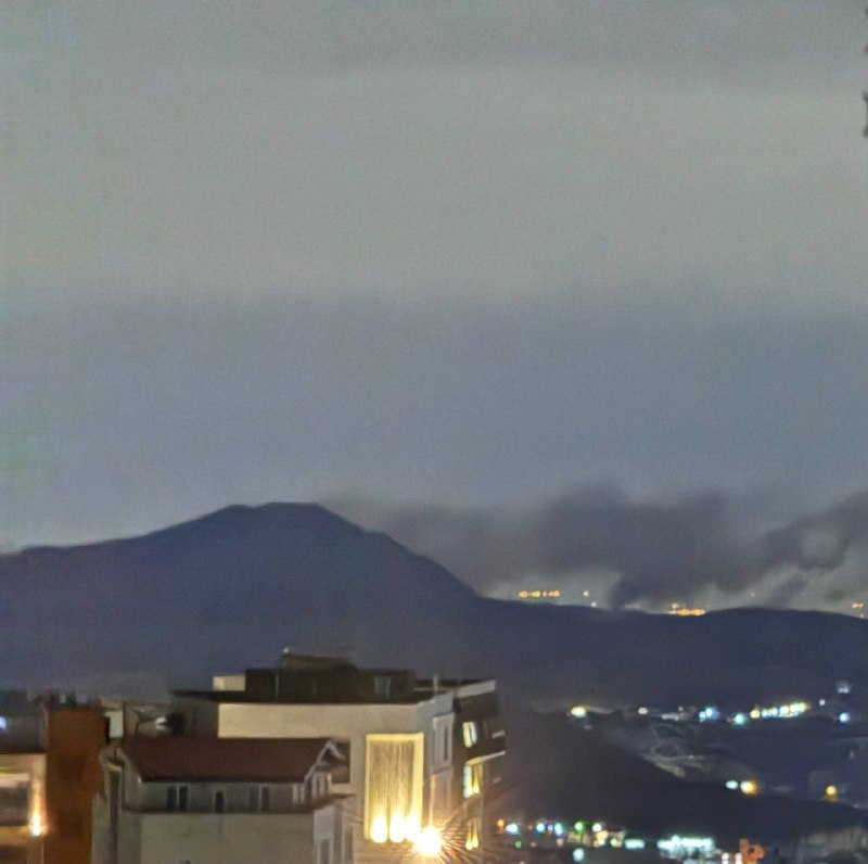 دود انفجارهای 'حمله به پارچین #تهران از دید رودهن'عکس دریافتی، جمعه ۲۹ اسفندVahid📡 @VahidOnline