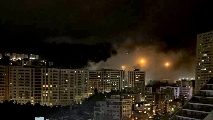 'نزدیک اوین #تهران، حدود ساعت ۲۳'عکس دریافتی با شرح بالا، شنبه ۸ فروردینVahidدر پیام‌های دریافتی میگن حمله‌ای بوده به خیابان دوم شرقی سعادت‌آباد حوالی پرس‌تی‌وی که دود اونه. ولی میگن ساختمان خود پرس تی‌وی نیست و ترور بوده.📡 @VahidOnline