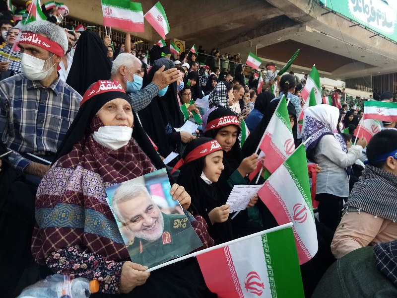 توی روزهایی که گرد و خاک داره خفه‌مون می‌کنه، که آبادان غرق غمه و مردم هنوز زیر آوارن، روزهایی که داریم زیر آوار فساد و بی‌عدالتی و تورم و آینده‌ی نامعلومی که برامون ساختن دست و پا می‌زنیم دور هم جمع می‌شن سلام فرمانده می‌خونن.via Maryamim1همزمان با اجرای مراسم هم‌خوانی سرود حکومتی #سلام_فرمانده توی ورزشگاه آزادی تهران، مردم #آبادان دارن با قابلمه دنبال نشونه‌ای از عزیزان‌شون توی آوارهای #متروپل می‌گردن! vdamanafshanدر آبادان جنایت کردند، ایران را به ویرانه بدل و مردم را زیر خط فقر له کردندحالا در استادیوم صدهزار پسری جمع شدند تا جشن ویرانی ایران را برگزار و به فرمانده این عملیات وحشیانه سلام کنند.masoudkazemi81وقتی تو خلوتتون یک لحظه به این فکر می‌کنید که اگه فقط یکبار یه فرصت مشابه به مخالفینمون داده بشه چی می‌شه؟!اون لحظه که تمام وجودتون به لرزه میوفته، همون لحظه هزاران بار تقدیمتون Sari_pishik📡 @VahidOnlineتوی روزهایی که گرد و خاک داره خفه‌مون می‌کنه، که آبادان غرق غمه و مردم هنوز زیر آوارن، روزهایی که داریم زیر آوار فساد و بی‌عدالتی و تورم و آینده‌ی نامعلومی که برامون ساختن دست و پا می‌زنیم دور هم جمع می‌شن سلام فرمانده می‌خونن.via Maryamim1همزمان با اجرای مراسم هم‌خوانی سرود حکومتی #سلام_فرمانده توی ورزشگاه آزادی تهران، مردم #آبادان دارن با قابلمه دنبال نشونه‌ای از عزیزان‌شون توی آوارهای #متروپل می‌گردن! vdamanafshanدر آبادان جنایت کردند، ایران را به ویرانه بدل و مردم را زیر خط فقر له کردندحالا در استادیوم صدهزار پسری جمع شدند تا جشن ویرانی ایران را برگزار و به فرمانده این عملیات وحشیانه سلام کنند.masoudkazemi81وقتی تو خلوتتون یک لحظه به این فکر می‌کنید که اگه فقط یکبار یه فرصت مشابه به مخالفینمون داده بشه چی می‌شه؟!اون لحظه که تمام وجودتون به لرزه میوفته، همون لحظه هزاران بار تقدیمتون Sari_pishik📡 @VahidOnline