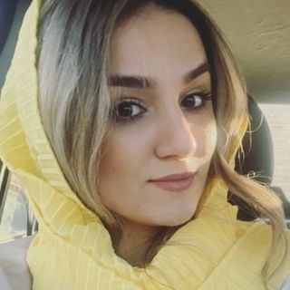 مهشاد کریمی از ایسنا و ریحانه یاسینی از  ایرنا بر اثر واژگونی اتوبوس حامل خبرنگاران عازم دریاچه ارومیه در نزدیکی شهرستان نقده کشته شدند. ۲۱ تن دیگر در این حادثه مصدوم شدند و خبرگزاری مهر نوشته که حال دو تن از مصدومان وخیم است. ۱۳ تن از آن‌ها در بیمارستان نقده بستری شده‌اند.فرمانده انتظامی نقده گفته که «ماموران، علت این حادثه دردناک را نقص فنی و ترمز اتوبوس حامل خبرنگاران عنوان کردند».RadioFarda_ریحانه یاسینی نوشته بود