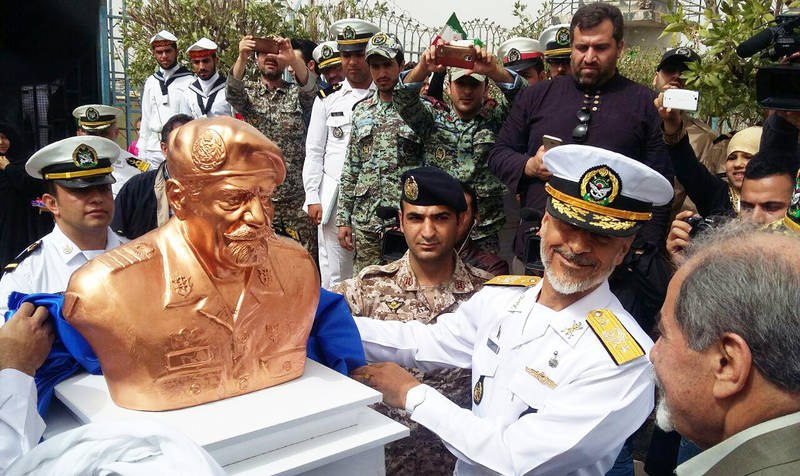 اسطوره زنده ایران مقابل #سردیس شناخدا #هوشنگ_صمدی وسربازانش۳۴روز بادست خالی دلاورانه جنگیدندواز #خرمشهر دفاع کردندGheysarJonub