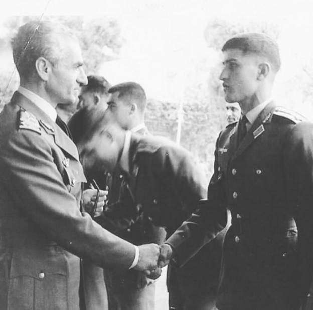 #هوشنگ_صدیق، فرمانده پیشین نیروی هوایی #ارتش ایران دیروز (چهارشنبه) در سن ۷۹ سالگی بر اثر بیماری #کرونا در بیمارستان ۵۰۱ ارتش در تهران #درگذشت.مراسم خاکسپاری او امروز در تهران برگزار شد و در قطعه 