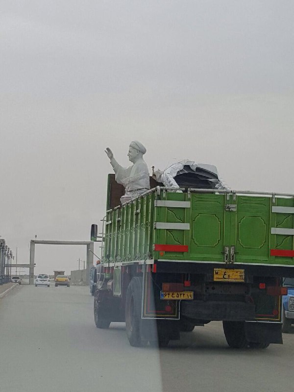 #مجسمه آقای #هاشمی_رفسنجانی امروز از گمرگ بندر گناوه ترخیص شد.Azadi12345