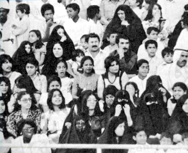 استادیوم آبادان دهه پنجاهکاش به عقب برگردیم، تا اون جا که جنسیت و مدل حجاب تعیین کننده ی حقوق ما نبود. #حق۴۹درصدی HastamDelbar