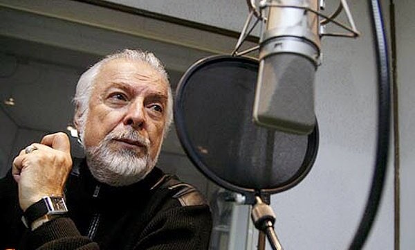 #چنگیز_جلیلوند که در میان #دوبلور ها به مرد حنجره طلایی معروف بود، امروز ـ یکشنبه ـ دوم آذر ماه ـ در سن هشتاد سالگی به دلیل ابتلا به ویروس #کرونا #درگذشت.چنگیز #جلیلوند ششم آبان ماه سال ۱۳۱۹ در شیراز متولد شد.فعالیت هنری‌اش را در سال ۱۳۳۶ و با تئاتر به همراه ابوالحسن تهامی آغاز کرد. او مدت ۲۰ سال را در آمریکا به سر برد اما سرانجام به کشور بازگشت و کار #دوبله را از سال ۱۳۷۷ سر گرفت. وی در چند مجموعه تلویزیونی و فیلم سینمایی نیز بازی کرده‌ است.isnaچنگیز جلیلوند (۱۳۹۹ - ۱۳۱۹)از نمادهای دوبله ایران. صدایش جزئی از شخصیت سینمایی جمعی از مهم‌ترین بازیگران سینمای ایران بود. بعد از انقلاب تن به تبعید سپرد اما در دهه سوم انقلاب بازگشت و دوباره دوبله کرد اما چندان به کارنامه‌اش اضافه نشد. babakazarچند ویدیو از کارهاش (چند پست پایین‌تر)