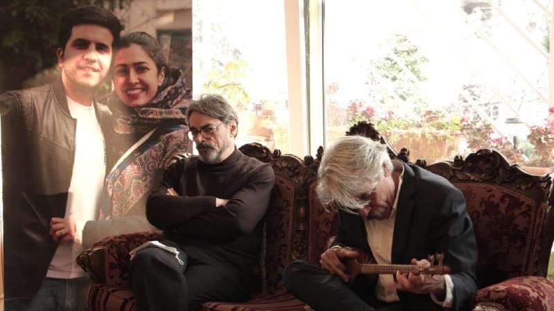 الوند و‌ نگار در هواپیمای اوکراینی بودند. الوند ساز می‌زد. آنها به کلهر و علیزاده‌، علاقه داشتند. سپاه پاسداران، با موشک، ۱۷۶ سرنشین هواپیما را به قتل رساند. الوند و‌ نگار را کشت. حالا #کیهان_کلهر و #حسین_علیزاده رفته‌اند در خانه #الوند_صادقی، با ساز الوند، نواخته‌اند. آه... SamRasoulpour, Halb0rz📡 @VahidOnlineالوند و‌ نگار در هواپیمای اوکراینی بودند. الوند ساز می‌زد. آنها به کلهر و علیزاده‌، علاقه داشتند. سپاه پاسداران، با موشک، ۱۷۶ سرنشین هواپیما را به قتل رساند. الوند و‌ نگار را کشت. حالا #کیهان_کلهر و #حسین_علیزاده رفته‌اند در خانه #الوند_صادقی، با ساز الوند، نواخته‌اند. آه... SamRasoulpour, Halb0rz📡 @VahidOnline