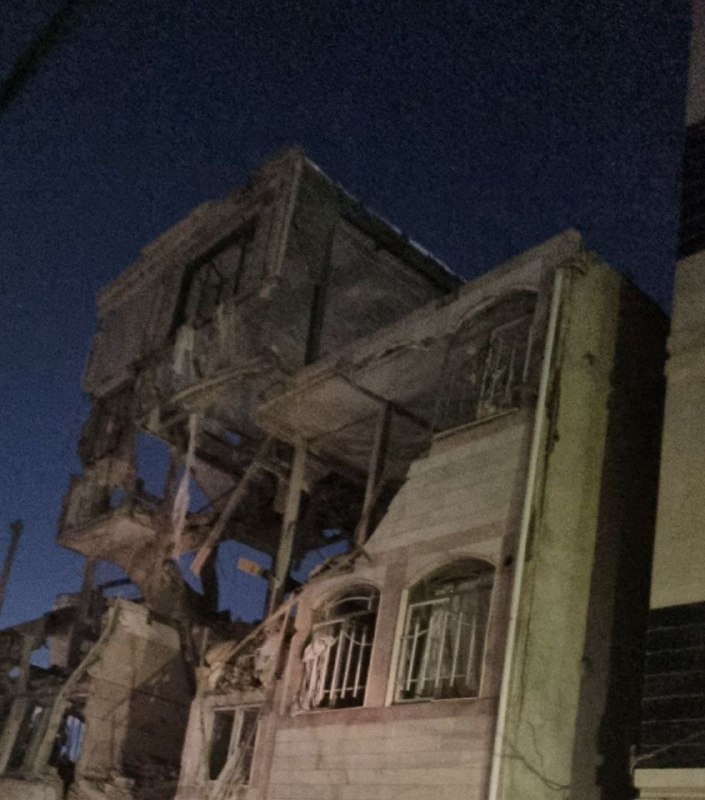 عکس دریافتی با شرح 'ساختمان هدف قرار گرفته در قلعه میر شهر بهارستان استان تهران'دوشنبه ۱۷ فروردین📡 @VahidOnline