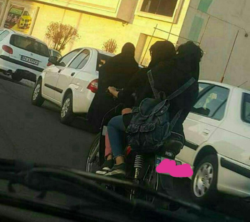 دختران دانشجو که تصاویر #موتورسواری آنها در خیابانهای #دزفول در فضای مجازی منتشر و حاشیه ساز شد توسط پلیس بازداشت شدند./شوشان VaghayeDaily