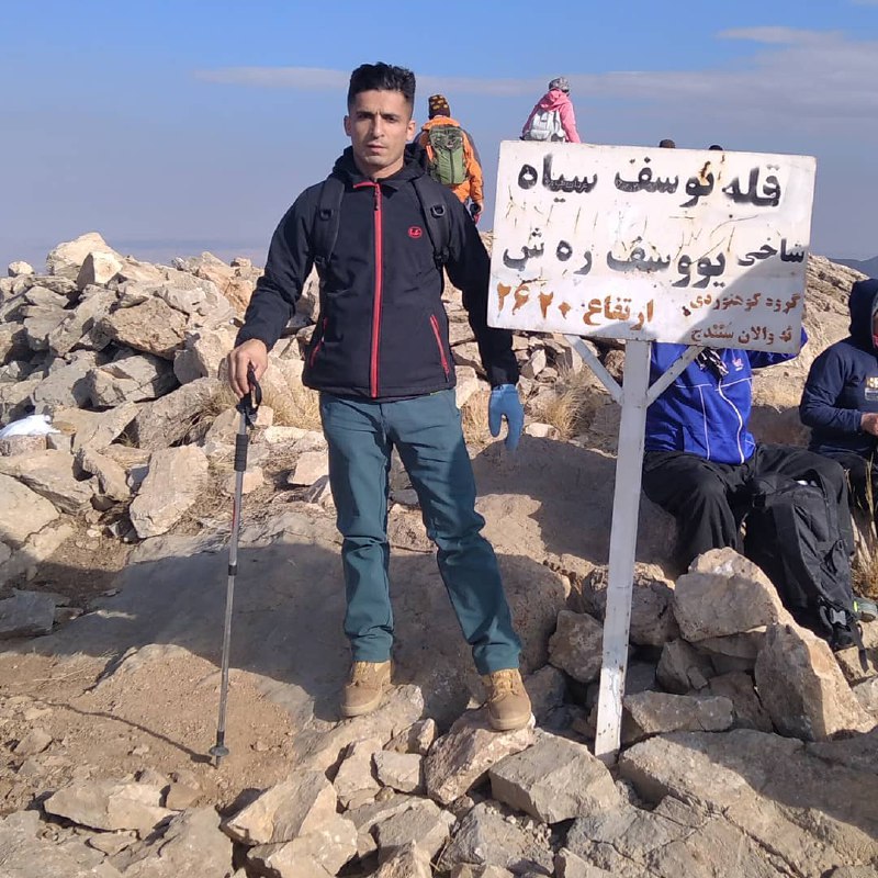 ساعاتی پیش یک شهروند ۲۵ ساله به نام #محسن_نیازی که در جریان اعتراضات مردمی امروز دهگلان زخمی شده بود در اثر شدت جراحات در بیمارستان کوثر سنندج جان‌باخت. نهادهای امنیتی خانواده این شهروند را تحت فشار و مورد تهدید قرار داده تا پیکر عزیزان‌شان را شبانه دفن کنند.KurdistanHRNآخرین استوری #محسن_نیازی جوان اهل #دهگلان، قبل از‌ آنکه برای حمایت از #مهاباد به خیابان‌ برود و دیگر هرگز‌ بازنگردد. SamRasoulpourمردم شهرستان دهگلان با شعار 