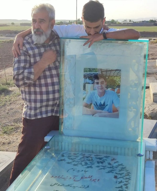 همسر #حنانه_کیا در کنار پدر #ابوالفضل_آدینه‌_زاده بر سر مزار فرزندش. نه می‌بخشیم و نه فراموش می‌کنیم... Morteza_Sorkh1📡 @VahidOnline