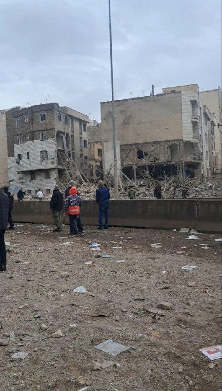 ⚠️ دو پیکر بی‌جان در عکس آخرتصاویر دریافتی از ساختمان‌های تخریب شده و خودرویی خسارات دیده با شرح