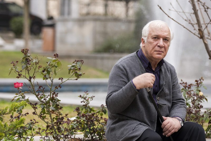 خانواده خسرو سینایی کارگردان سینما از #درگذشت او پس از تحمل چندین ماه بیماری، نهایتاً به علت ابتلا به ویروس کرونا خبر دادند.خسرو سینایی هنگام مرگ ۸۰سال داشت؛ چهره‌ای که بیش از نیم قرن در عرصه سینما فعالیت کرد و با آثاری چون «عروس آتش» درخشید. اما بخش بزرگی از شهرت او به ساخت فیلم‌های مستند بازمی‌گردد که یکی از ستایش‌شده‌ترین آن‌ها «مرثیه گمشده» است، محصول سال۱۳۶۲ که به مهاجرت لهستانی‌ها به ایران در دوره جنگ جهانی دوم می‌پردازد.RadioFarda_2️⃣ پست فرح اصولی [همسر