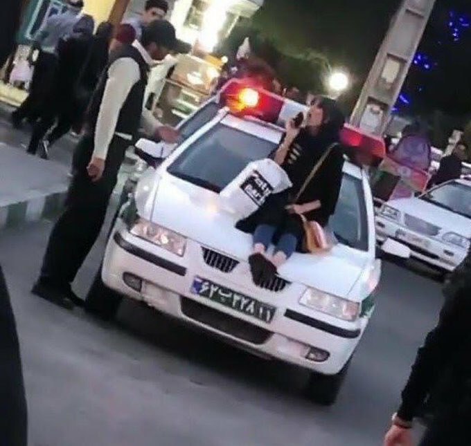 دختری که در  'یکی از شهرهای آذربایجان غربی' در اعتراض به دخالت #نیروی_انتظامی در پوشش وی، روی خودروی پلیس نشسته بود بازداشت شده است. - هرانا#زنان، نه به #حجاب_اجبارى twitter@IranRights