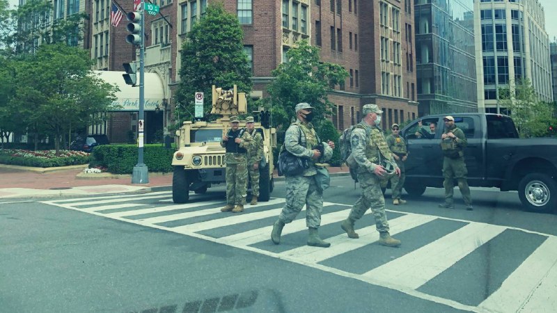 1️⃣خیابان چهاردهم #واشینگتن #دی‌سیandfogle2️⃣ بنای یادبود لینکلن VeraMBergen3️⃣ معترضان مقابل کاخ سفید شبیه موقعیتی که #جورج_فلوید با دست‌های بسته روی زمین خوابانده شده بود، روی زمین دراز کشیدند و جملات آخر او را تکرار کردند