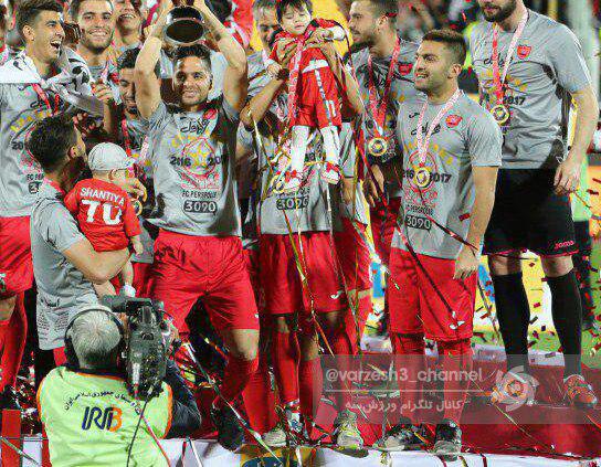 مدال کمال #کامیابی‌نیا در جشن #قهرمانی #پرسپولیس #دزدی ده شد.حواسش به کودکش بود مدالش ناپدید شد.bbcpersiansport