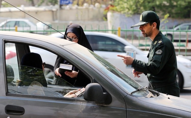 جانشین فرمانده #ناجا از برنامه‌ریزی و اجرای چهار طرح ناظر و برخورد با «بی‌حجابی» در خودرو، پاساژ‌ها و فروشگاه‌های بزرگ و همچنین تفرجگاه‌ها، پیاده‌رو‌ها و فضای مجازی خبر داد.قاسم رضایی، ادعا کرد این طرح‌ها به‌خاطر «دغدغه مردم درخصوص عفاف و #حجاب» اجرا خواهند شد.او گفت