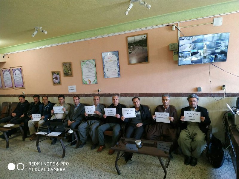 امروز سه شنبه ۱۴ اسفند ۱۳۹۷، جمعی از #معلمان برای سومین روز در مدارس استانهای البرز، کردستان، تهران، همدان، کرمانشاه، یزد، آذربایجان غربی، آذربایجان شرقی، قزوین و اصفهان دست به #تحصن زدند.#تحصن_سراسری_معلمان hra_news - AhmadMedadiصدیقه پاک‌ضمیر در این یادداشت از حقوق دریافتی معلمان حق‌التدریسی، که به طور تقریبی یک سوم معلمان رسمی و پیمانی است، و شرایط کاری سخت‌ آن‌ها میگوید. #اعتصاب_سراسری_معلمانmeidaandotcom📡 @VahidOnlineامروز سه شنبه ۱۴ اسفند ۱۳۹۷، جمعی از #معلمان برای سومین روز در مدارس استانهای البرز، کردستان، تهران، همدان، کرمانشاه، یزد، آذربایجان غربی، آذربایجان شرقی، قزوین و اصفهان دست به #تحصن زدند.#تحصن_سراسری_معلمان hra_news - AhmadMedadiصدیقه پاک‌ضمیر در این یادداشت از حقوق دریافتی معلمان حق‌التدریسی، که به طور تقریبی یک سوم معلمان رسمی و پیمانی است، و شرایط کاری سخت‌ آن‌ها میگوید. #اعتصاب_سراسری_معلمانmeidaandotcom📡 @VahidOnline