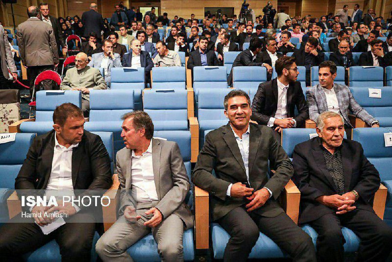 دوست‌های #میرسلیم پیشش نشستند ولی ما نمی‌تونیم ببینیمشون. 👽 Hasodbanoo