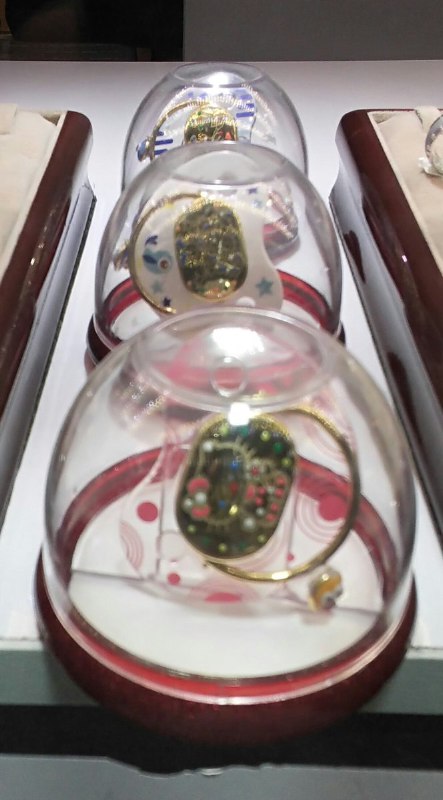 این‌ها رو پشت ویترین #طلافروشی دیدم. بعد از کلی برانداز متوجه شدم #پستونک بچه هستند.Taylr_Durden