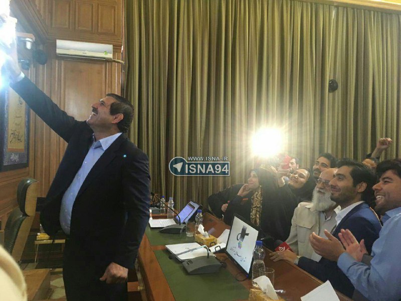 #افق_زاویه بدن در آخرین جلسه #شورای_شهر چهارم تهرانMarii_Abdi