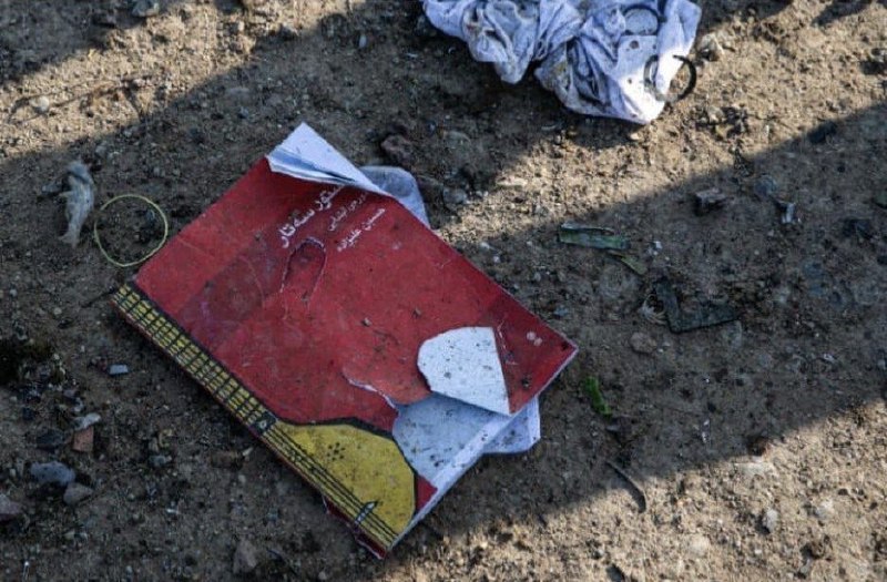 '#سام_ذکایی، دوستی عزیز، خوش‌قلب و یکی از نخبه‌های روزگار تازه شروع کرده بود به یادگیری سه‌تار. معلم کلاس ازش خواسته بود کتاب اول دستور سه‌تار حسین علیزاده رو از ایران بیاره. سام سوار #پرواز_اوکراین بود. ما موندیم و عکس پاره کتاب که اتفاقی در رسانه‌ها دیدیم.'ShadiAsadollahi #PS752📡 @VahidOnline