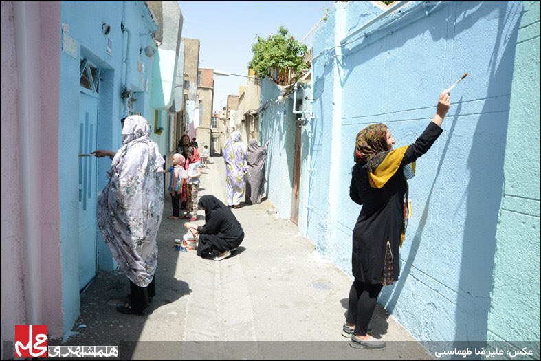 گروهی از #زنان خزانه بخارایی با پس‌اندازهای خود #رنگ و قلم‌مو خریده اند ودیوارهای خاکستری #محله را #رنگ‌آمیزی کرده اند. #آتش_به_اخیارkazeruni