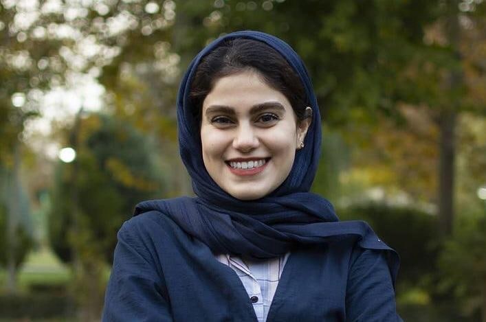 مهشاد کریمی از ایسنا و ریحانه یاسینی از  ایرنا بر اثر واژگونی اتوبوس حامل خبرنگاران عازم دریاچه ارومیه در نزدیکی شهرستان نقده کشته شدند. ۲۱ تن دیگر در این حادثه مصدوم شدند و خبرگزاری مهر نوشته که حال دو تن از مصدومان وخیم است. ۱۳ تن از آن‌ها در بیمارستان نقده بستری شده‌اند.فرمانده انتظامی نقده گفته که «ماموران، علت این حادثه دردناک را نقص فنی و ترمز اتوبوس حامل خبرنگاران عنوان کردند».RadioFarda_ریحانه یاسینی نوشته بود