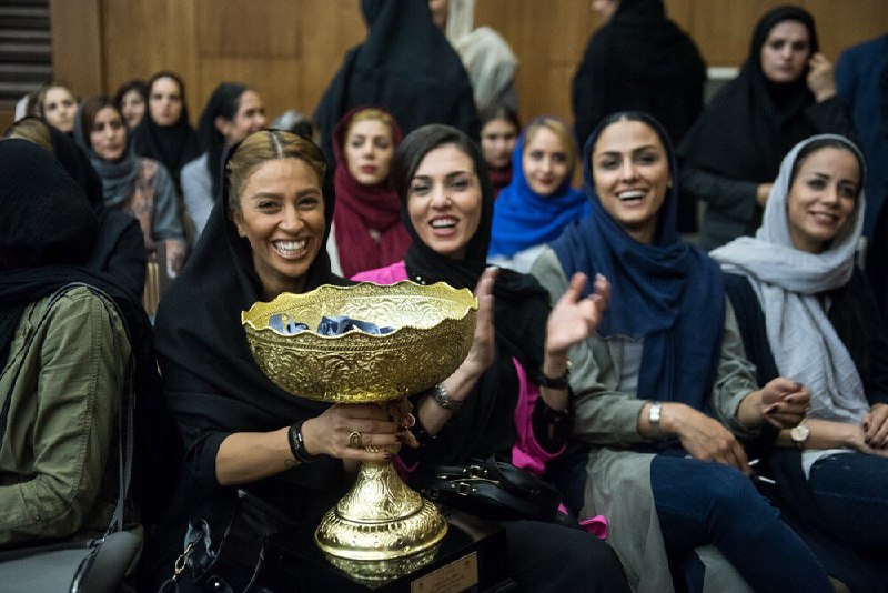 اعضای تیم #بانک_سرمایه قهرمان لیگ برتر #والیبال #زنان در مراسم اهدای کاپ قهرمانی - از تصاویری که جایی در رسانه‌های خبری ندارند.sosha999