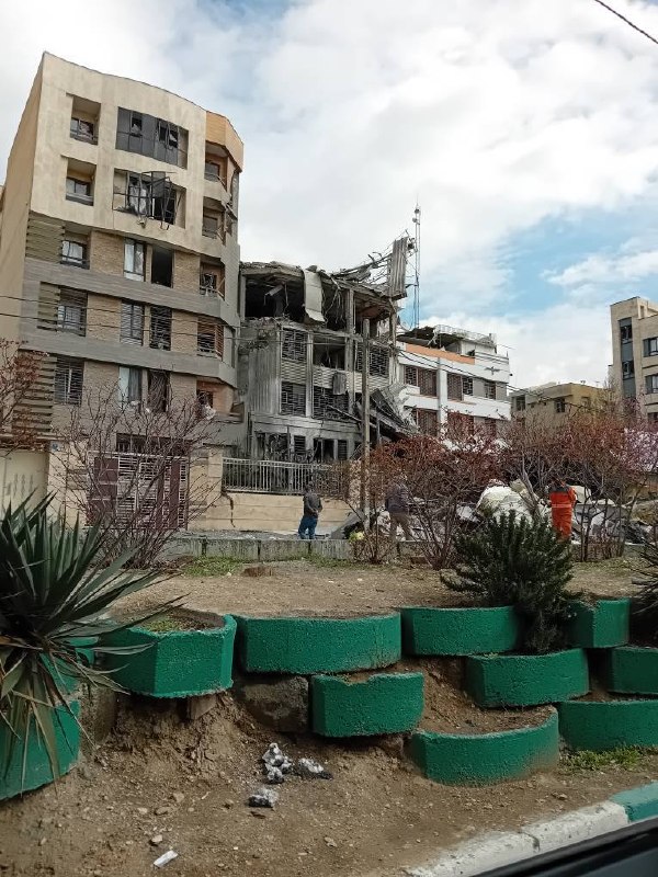 'ساختمانی که حدود ساعت ۲۳ دیشب در جنت‌آباد #تهران هدف قرار گرفت. از دید لاله غربی'تصاویر دریافتی از شهروندان، یکشنبه ۹ فروردینVahid📡 @VahidOnline'ساختمانی که حدود ساعت ۲۳ دیشب در جنت‌آباد #تهران هدف قرار گرفت. از دید لاله غربی'تصاویر دریافتی از شهروندان، یکشنبه ۹ فروردینVahid📡 @VahidOnline