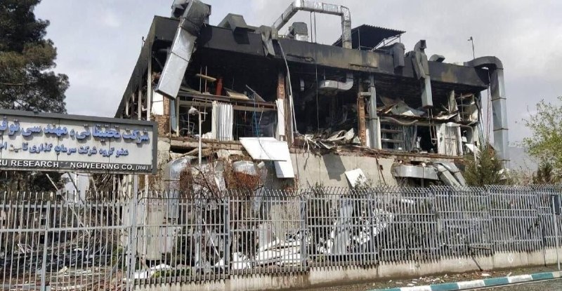 وزیر خارجه جمهوری اسلامی می‌گوید اسرائیل شرکت‌های داروسازی را بمباران کرده است و تهدید کرد که نیروهای مسلح ایران «متجاوزان را به‌شدت مجازات خواهد کرد». عباس عراقچی روز سه‌شنبه ۱۱ فروردین در پستی در شبکهٔ ایکس با معرفی رهبران اسرائیل به عنوان «جنایتکاران جنگی»، نوشت که آن‌ها «اکنون آشکارا و بی‌پرده شرکت‌های داروسازی را بمباران می‌کنند. نیت آن‌ها کاملاً روشن است».او افزود